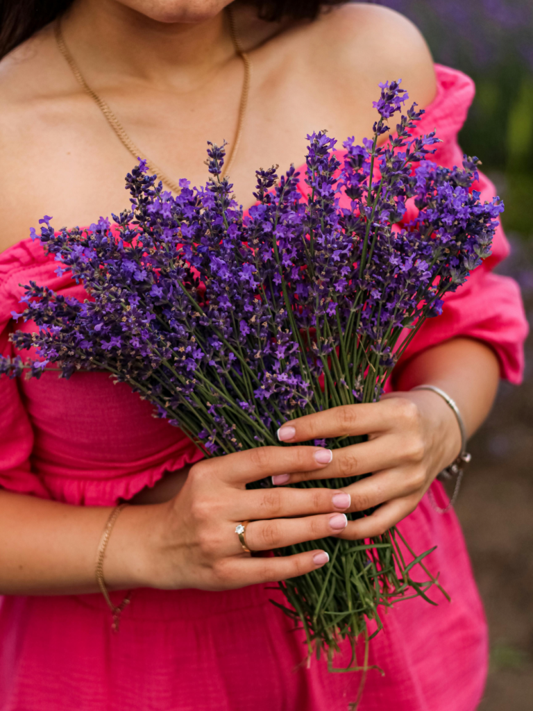 sécurité affective femme avec bouquet de fleurs